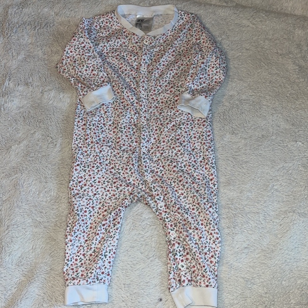 (2 for $10) H&M floral 6-9 month button up sleeper onesies